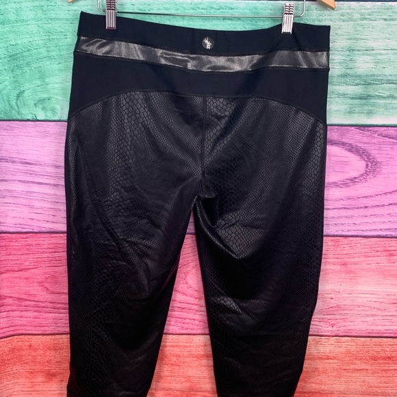 😍Ki PERFORMANCE black python & metallic snakeskin yoga spandex Capris😍 - Picture 4 of 14